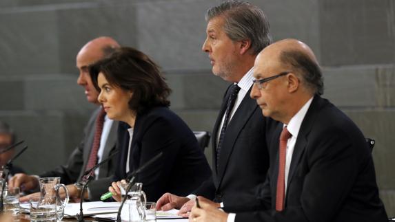 Luís de Guindos, Soraya Saénz de Santamaria, Íñigo Méndez de Vigo, y Cristóbal Montoro.