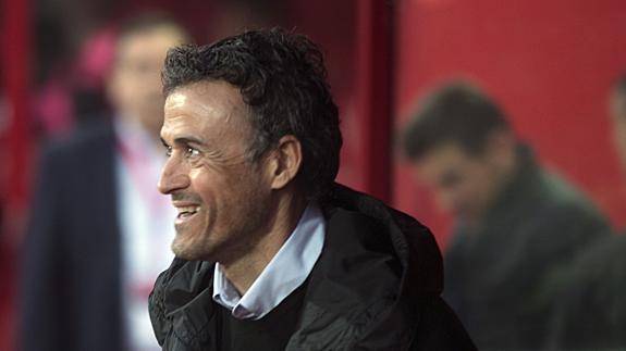 Luis Enrique, ante el Granada. 