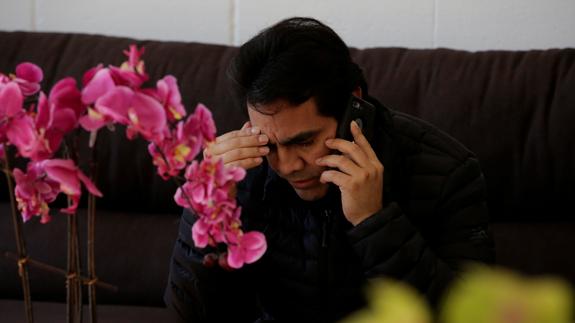 Roberto Beristain habla por teléfono en la Casa del Migrante de Ciudad Juárez.