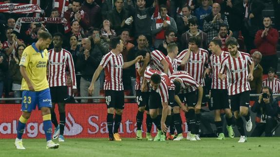 Los jugadores del Athletic celebran el gol de Muniain.