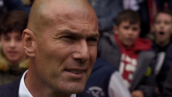 Zidane, durante el partido en El Molinón. 