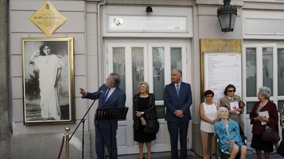 Méndez de Vigo y Carmena, con familiares de María Guerrero.