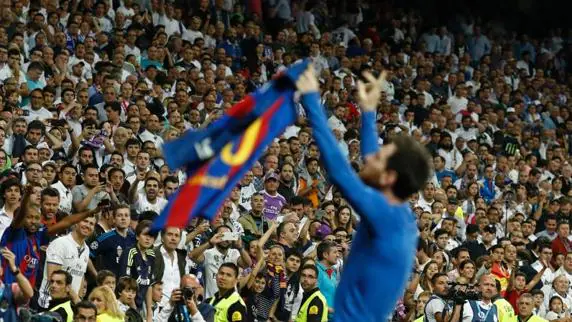 Leo Messi muestra su camiseta tras marcar el gol de la victoria en el Bernabéu. 