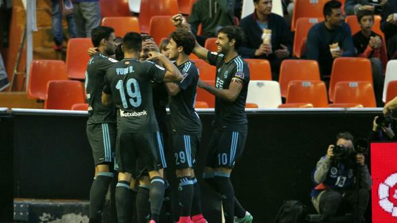 Los jugadores de la Real celebran el primer tanto ante el Valencia. 