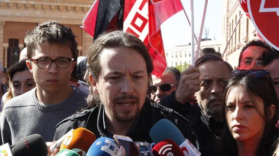 Pablo Iglesias (c), junto a Íñigo Errejón (i) e Irene Montero.