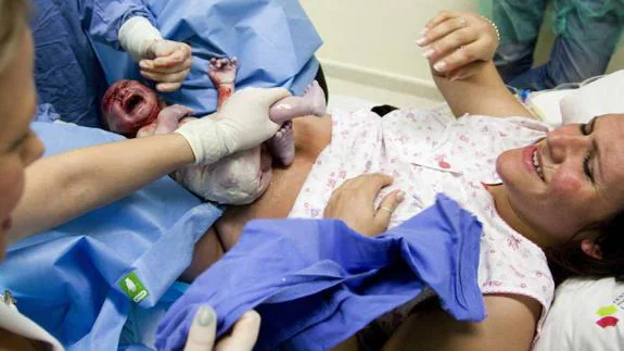 Mujer dando a luz a su bebé. 