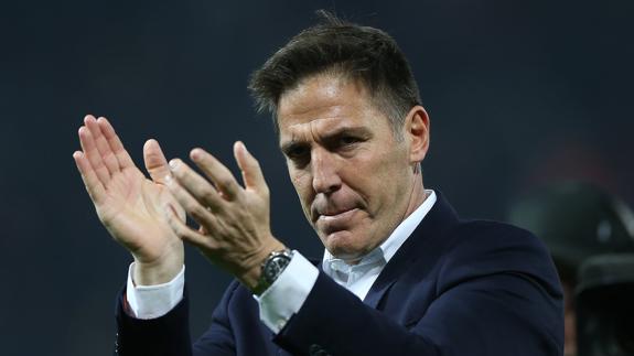 Berizzo aplaude tras el partido. 