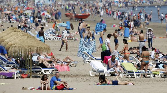 Playa llena en Valencia en el último día festivo de la Semana Santa.