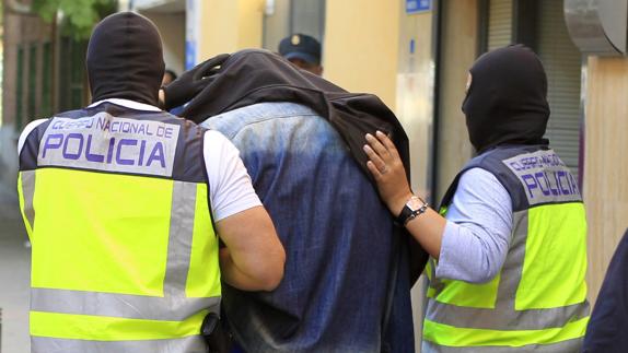 Uno de los marroquíes detenidos hoy en Madrid.
