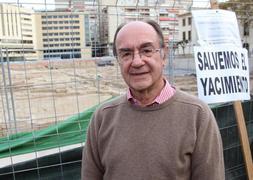 El catedrático de Arqueología de la Universidad Complutense de Madrid, José María Luzón, ayer ante los restos arqueológicos hallados en San Esteban. ::                             RAFA FRANCÉS/AGM