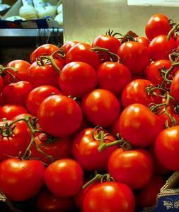 Miguel Durán con sus productos en una foto de 2005. ::                             P. SÁNCHEZ /AGM