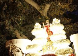 Santiago Apóstol, entrada ya la noche, atraviesa a hombros el Gobierno militar bajo su imponente ficus. ::                             JUAN CARLOS CAMPOY / AGM