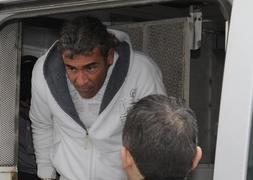 El promotor de Trampolín Hills, Antonio Martínez llega esposado al juzgado de Mula. ::                             GUILLERMO CARRIÓN