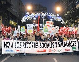 Los líderes sindicales a la cabeza de la manifestación, ayer en la Gran Vía de Murcia. ::                             NACHO GARCÍA / AGM