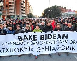 Centenares de personas se manifiestan el pasado sábado en Pamplona contra las detenciones de miembros de Askatasuna y Ekin. ::                             AFP