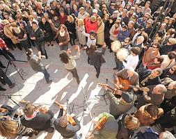 Una cuadrilla deleita al público con su música y baile durante la jornada de ayer. ::                             GUILLERMO CARRIÓN/AGM