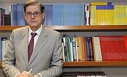 Joaquín Aranda, jefe del Servicio de Estudios de Cajamurcia, en su despacho. :: GUILLERMO CARRIÓN / AGM