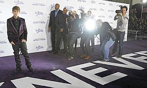 Justin Bieber, en la premiere de 'Never Say Never', el pasado 8 de febrero, en el Nokia Theatre de Los Ángeles. :: MARIO ANZUONI / REUTERS | Vídeo: Agencias