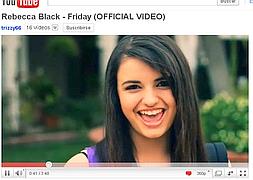 Imagen sacada del video de su tema 'Friday' que la ha hecho famosa en Youtube