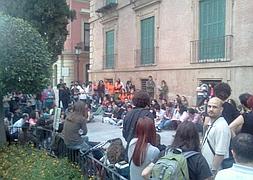 Los jóvenes, sentados frente a la Glorieta | Foto: @IreneLAdler