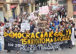 Más de mil personas siguen acampadas en la Puerta del Sol por una "democracia real"