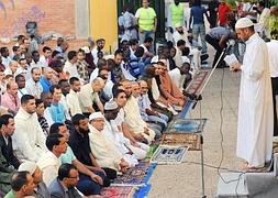 Un grupo de fieles celebra el fin del ayuno en el polideportivo del Infante de Murcia. Foto: Israel Sánchez / AGM | Vídeo: laverdadtv
