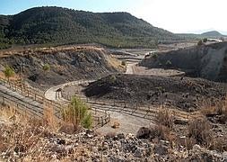 El yacimiento de Calasparra, acondicionado por el Ayuntamiento. En la imagen se adivina la forma redonda del cráter del volcán.