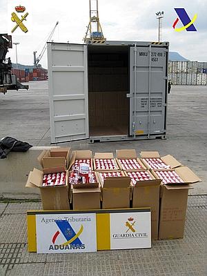 La mercancía intervanida, junto al contenedor en el que viajaba. | Guardia Civil