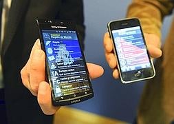 Dos 'smartphones' muestran la aplicación. Foto: N.García /AGM