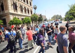 Imagen de la protesta que ha tenido lugar esta mañana frente al rectorado. | Israel Sánchez/AGM