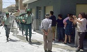 Efectivos de la Unidad son aplaudidos durante una intervención en Ricote.