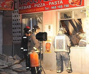 Los bomberos retiran los escombros | Foto: Guillermo Carrión