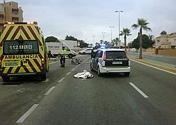 El cuerpo de un ciclista sobre el asfalto a principios de agosto. Foto: LV | Vídeo: laverdad.es