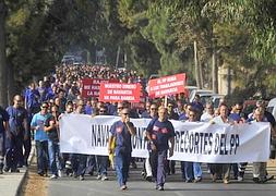 Los empleados de Navantia recorrieron ayer las calles, para protestar por los recortes salariales. :: Antonio Gil / AGM. Vídeo: laverdad.es