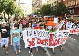 Los estudiantes murcianos recorren la Gran Vía entre gritos de protesta. Foto: Nacho García/ AGM