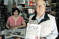 Juan Pardo Cegarra, de La Palma. Al fondo, Gertrudis Sánchez, propietaria del quiosco. Foto: J. M. Rodríguez / AGM