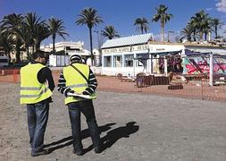 Los técnicos de la firma de demoliciones ante la lonja. Foto y vídeo: A. Salas