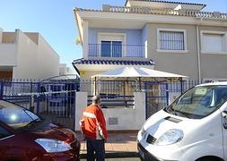 Vivienda donde han sido halladas las víctimas. | Nacho García/AGM |Vídeo: laverdad.es
