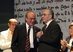 José Sánchez de la Rosa (d) durante el acto de entrega del título de 'Albacetense del año' en 2006. Foto: La Verdad