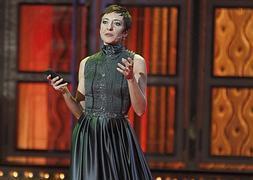 La presentadora Eva Hache durante la gala de los Premios Goya 2012 :: BALLESTEROS / EFE