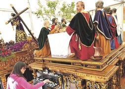 Los tronos del Cristo del Perdón y de la Última Cena horas antes de iniciar su desfile procesional. Foto: S.M.L./ AGM