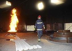 Un bombero se retira tras generar una llama de siete metros para el experimento.  Foto: Nacho García/ AGM | Vídeo: laverdad.es