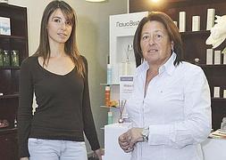 Sara Rufete (i) posa junto a la dueña de Tcuida, Alicia Selma. Foto: N. García/ AGM