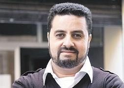 Mounir Benjelloun, ante la sede de Assalam en Murcia. | V. VIcens/AGM