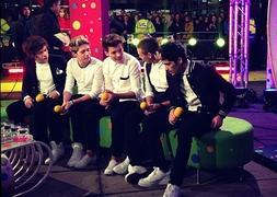 Los cinco componentes de One Direction, con Zayn Malik a la derecha, durante una entrevista :: Twitter @onedirection