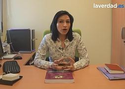 Inmaculada Méndez, en su despacho de la UMU. :: Vídeo: Javi Ramos | laverdad.es