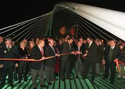Calatrava, segundo por la derecha, junto al alcalde Cámara, otras autoridades y vecinos, el día que inauguró su puente peatonal en Murcia, el 9 de enero de 1999. / Martínez Bueso