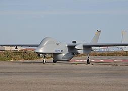 El aparato tomando tierra en la pista de la Academia del Aire . ::                             L.G.