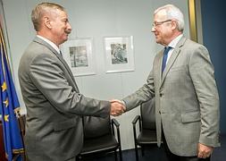 El responsable europeo de Transportes, Siim Kallas con el presidente Ramón Luis Valcárcel.  :: CARM