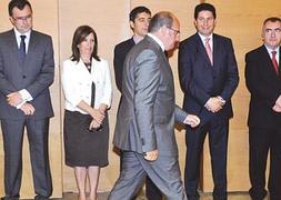 Sánchez pasa por delante de sus compañeros del Consejo de Gobierno antes de jurar su cargo. :: Foto: Nacho García/AGM | Vídeo: laverdad.es